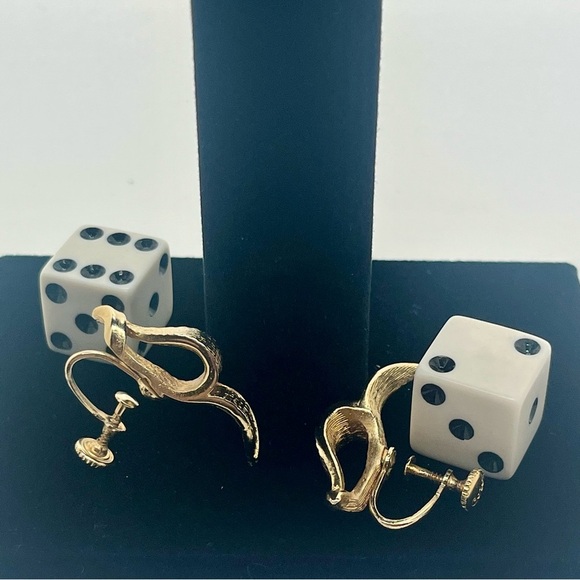 Coro vintage gold tone screw back earrings - Picture 9 of 9